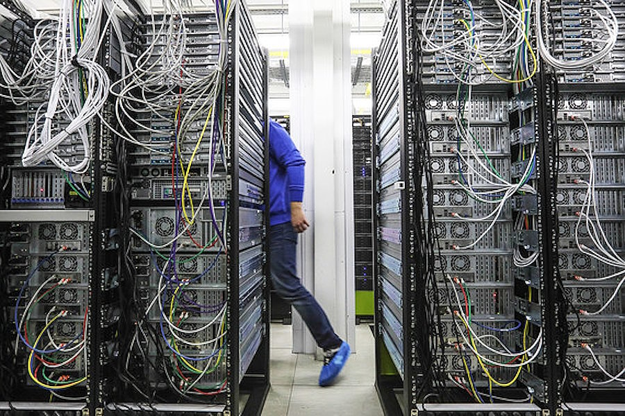 Скелет вашого дата-центру: все, що ви хотіли знати про серверні стійки