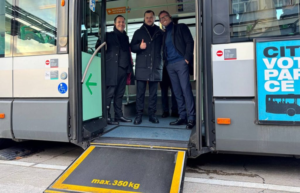 Низькопідлоговий автобус