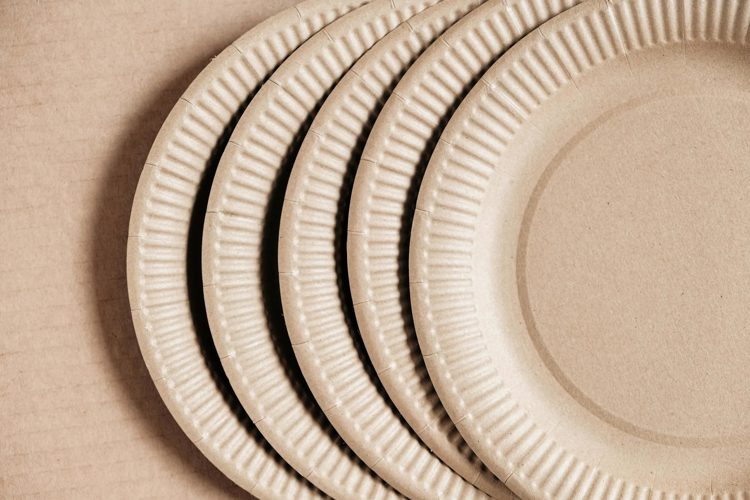 Одноразові тарілки з паперу