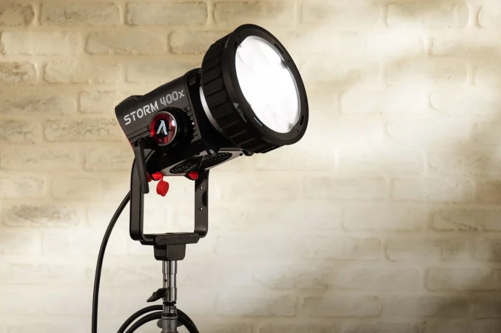 Головка моноблока Aputure STORM 400x із масивним байонетним замком ProLock Bowens на стійці у студії