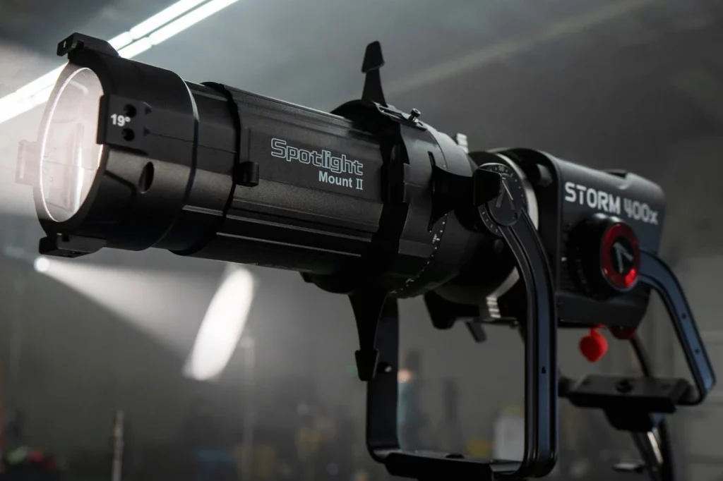Моноблок STORM 400x із встановленою проекційною насадкою Spotlight Mount II 19 градусів світить крізь сценічний дим