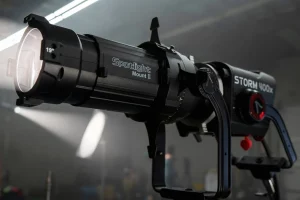 Моноблок STORM 400x із встановленою проекційною насадкою Spotlight Mount II 19 градусів світить крізь сценічний дим